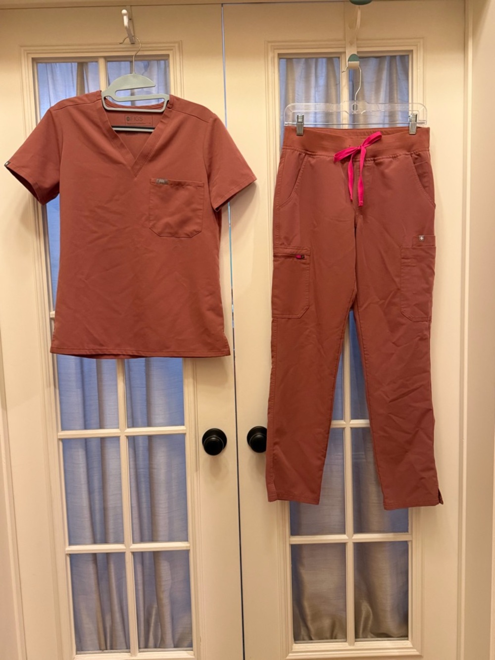 XS/Small Figs Women's Scrub Set in Dusty Rose Pink w/ Yola Skinny Scrub Pants